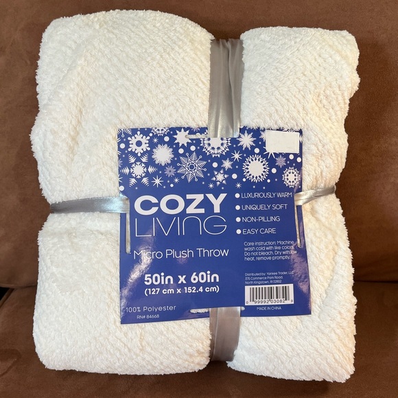 COZY LIVING * White Micro Plush Throw. 50" X 60" . NEW excellent condition - Picture 1 of 4